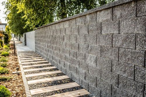 Ogrodzenie z bloczków betonowych jak skomponować je z ogrodem, podjazdem i stylem architektonicznym domu